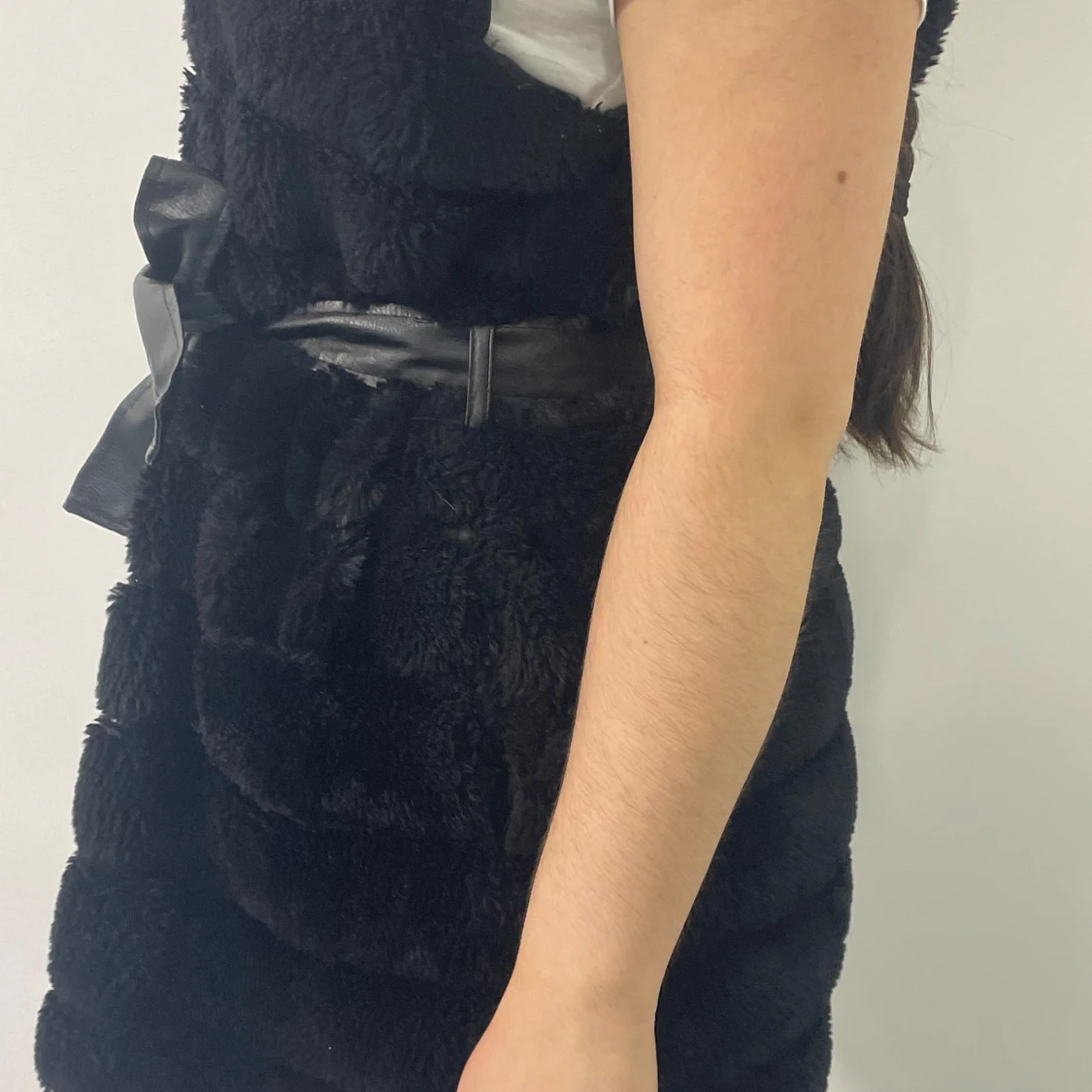 Svart pälsväst med bälte - 2