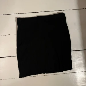 Svart kjol - Simpel svart minikjol i storlek S. Kjolen har en tight passform men är stretchig så går att dra ner ganska mycket om man vill ha den längre och passar även i större storlekar än S då den är så stretchig. Syns inte på bilden men den är ribbad 🖤