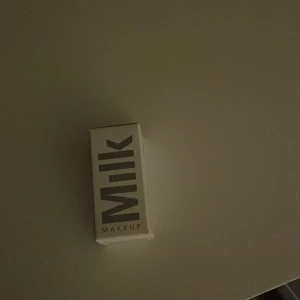 Milk Makeup Bronzer Stick i nyansen Baked - Säljer en Milk Makeup Bronzer Stick i nyansen Baked. Denna krämiga bronzer kommer i en praktisk stickform som gör den enkel att applicera och blanda ut för en naturlig solkysst look. Perfekt för att skulptera och ge ansiktet värme.