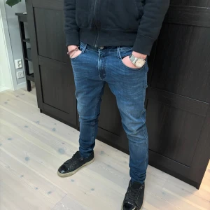 Blåa Replay jeans - Snygga Replay jeans, storlek 29/32, mycket bra skick, inga slitningar eller annat.