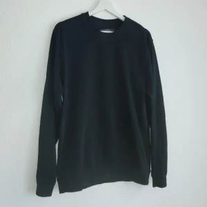 Svart långärmad tröja från Dressmann - Säljer en stilren svart långärmad tröja från Dressmann. Perfekt för en enkel och klassisk look. Tröjan har en rund halsringning och är tillverkad i ett mjukt material för extra komfort.