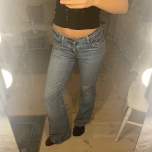 Blå jeansbyxor från Levi's - Snygga blå jeansbyxor från Levi's med en klassisk design. Byxorna har en midwaist passform och en bootcut stil. Jeansen är i storlek W25 L34 ( innerbenslängden är 89 cm) och passar perfekt på mig som är runt 174 cm lång. Har inte använt de mycket!😁