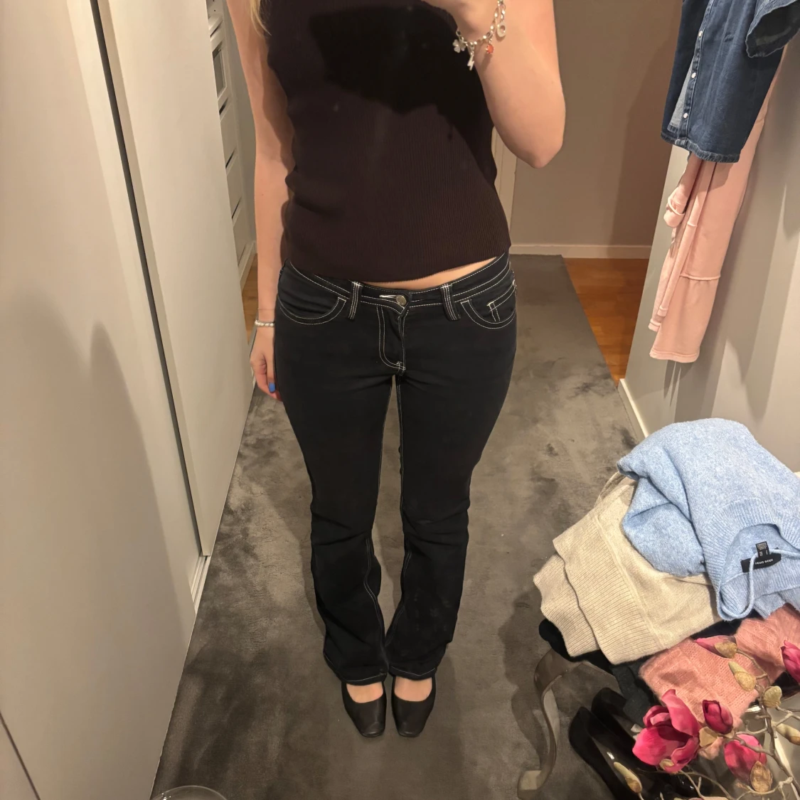 Svarta jeans med vita sömmar