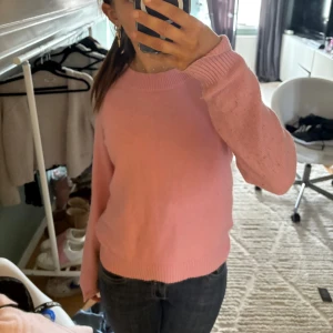 Rosa stickad tröja från Desti Node - Säljer en söt rosa stickad tröja från Desti Node. Tröjan har en rund halsringning och långa ärmar.         Säljer den för den e förstor 💗