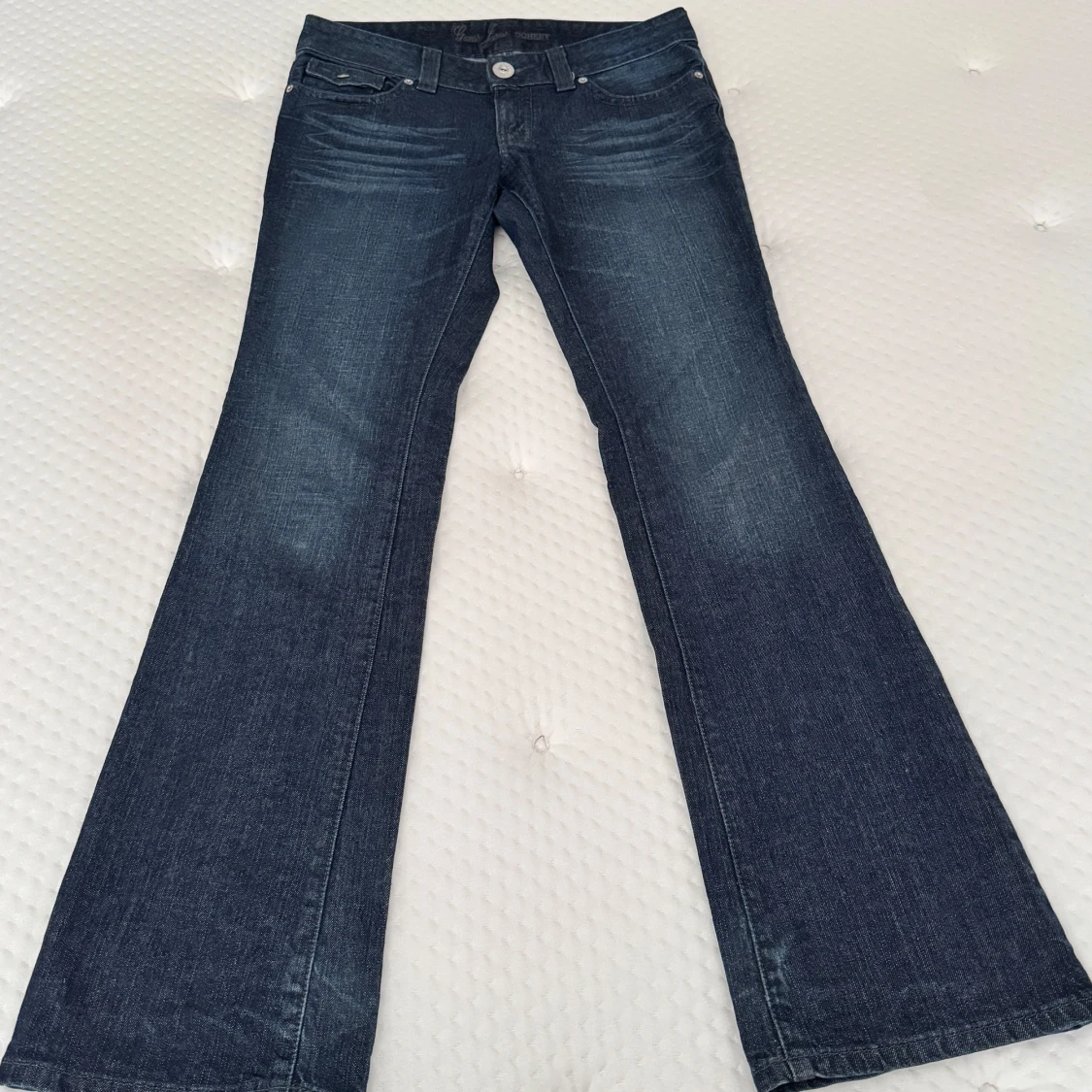 Mörkblå GUESS bootcut jeans