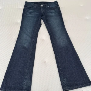 Mörkblå GUESS bootcut jeans  - Sjukt snygga mörkblå bootcut jeans från Guess. Byxorna är i nyskick och är i storlek W29. Jag är 169cm för referens 🫶🏻 