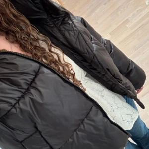 Svart pufferjacka - Säljer en svart pufferjacka i mycket bra skick. Säljer för den inte kommer till användning💗. Köpte den förra året när hm släppte den och då blev den slutsåld direkt. Supermysig och stilren!