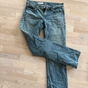 Lågmidjade jeans från zara - Säljer dessa jätte fina zara jeans då dem tyvärr blivit för små för mig. De är lågmidjade och långa och går ner till anklarna på mig som är 180!💗