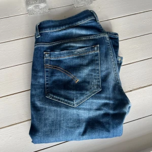Dundup jeans - Säljer ett par feeeta dundup jeans i storlek 32/32. Jeansen har en sjukt nice passform och ett material som är tvärskönt nu när vädret blir varmare. Byxorna är i toppskick och har inga större defekter☀️