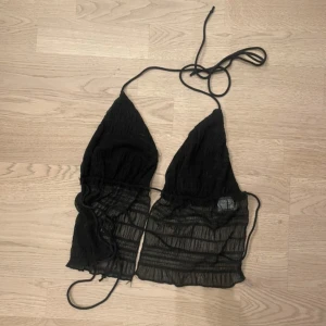 Svart topp - Snygg svart topp till sommaren. Ska flytta snart så vill gärna bli av med allt så fort som möjligt (pris kan diskuteras)💕