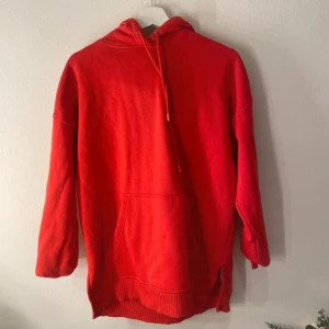Röd oversized hoodie - Säljer en basic röd oversized hoodie. Ska flytta snart så vill gärna bli av med allt så fort som möjligt (pris kan diskuteras)💕