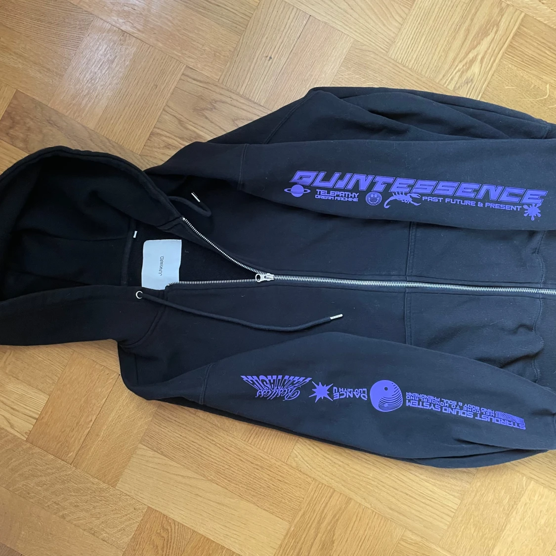 Svart  zip hoodie med lila tryck - 1