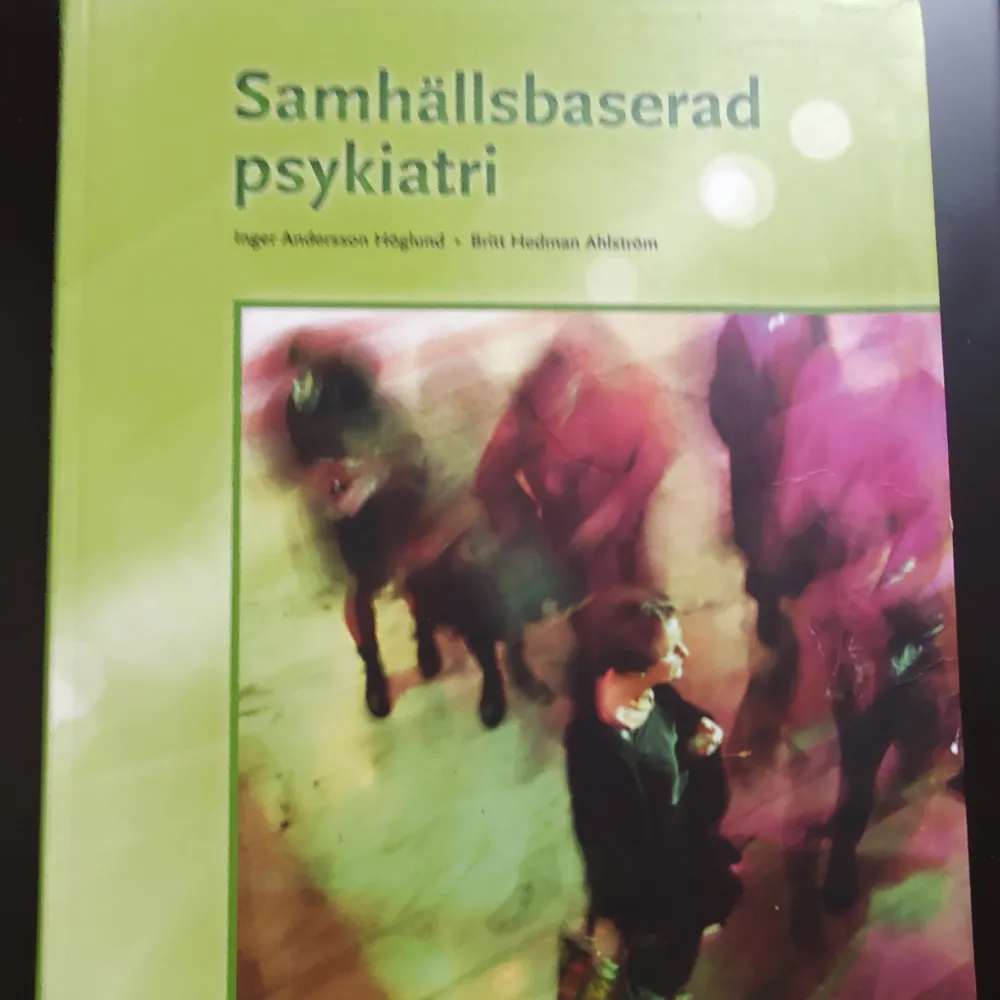 Boken 'Samhällsbaserad psykiatri' av Inge Andersson Högskönd och Britt Hedman Ahlström täcker ämnen som psykiatrisk rehabilitering, socialt stöd och professionalism inom psykiatrin. Den innehåller kapitel om socialtjänstens ansvar, arbetsrehabilitering och pedagogiska förhållningssätt. Boken är i väldigt bra skick med en del understryckningar. Böcker.