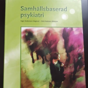 Samhällsbaserad psykiatri - Boken 'Samhällsbaserad psykiatri' av Inge Andersson Högskönd och Britt Hedman Ahlström täcker ämnen som psykiatrisk rehabilitering, socialt stöd och professionalism inom psykiatrin. Den innehåller kapitel om socialtjänstens ansvar, arbetsrehabilitering och pedagogiska förhållningssätt.                                                      Boken är i väldigt bra skick med en del understryckningar