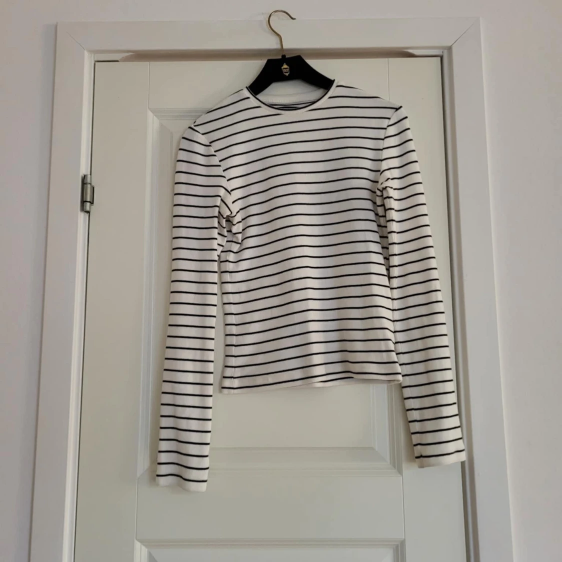 Vit och svart randig tröja