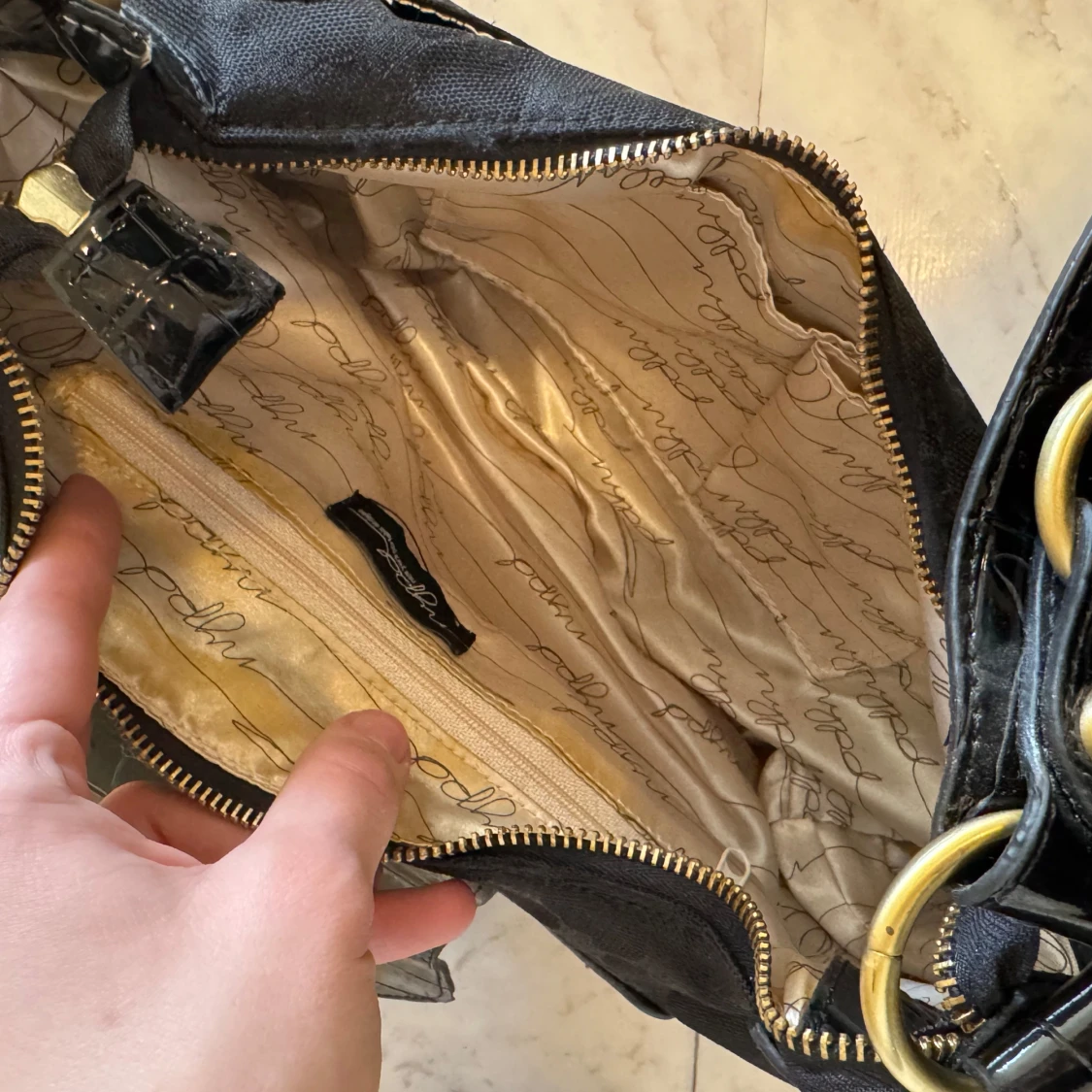 Svart axelväska med gulddetaljer - 3