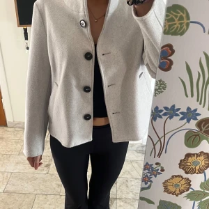 Vit jacka från ONLY - Fin jacka perfekt till våren💓💓💓OBS!! Storlek L för barn