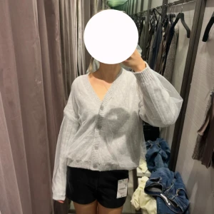 Cool kofta - Stickad kofta med ett mesh-material