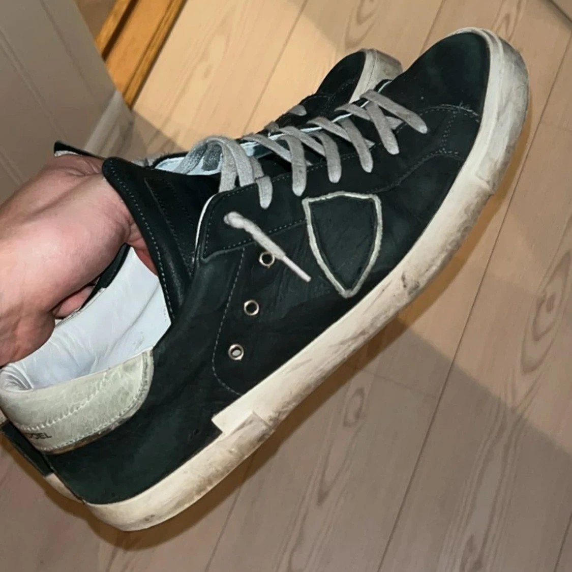 Svarta sneakers med grå snörning