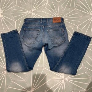 Blå jeans från Replay - Snygga blå jeans från Replay med klassisk femficksdesign och knappgylf. De har en stilren look och är perfekta för en avslappnad stil. Storlek W29L30. Modell Grover. Utan några defekter. Skriv gärna om du har frågor!