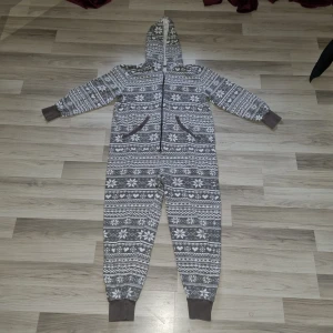 Avslappnad sovoverall i trikå - Denna onepiece är gjord av mysig trikå. Overallen är vitt skuren och har en låg gren som ger en avslappnad look. Den höga bomullsandelen gör modellen särskilt bekväm. Är i nyskick då den är knappt använd,  endast använd ett par gånger.