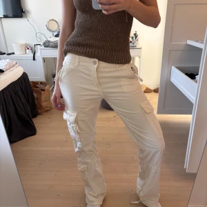 Vita cargopants - Snygga vita cargopants med flera fickor! Perfekta för en cool outfit.