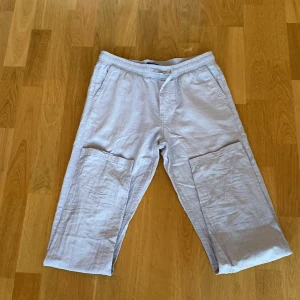Linnebyxor från Jack & Jones - Säljer ett par bekväma beige byxor från Jack & Jones 👖. De är i storlek 164, men passar som 170. Gör av er vid funderingar! 💭 Pris kan diskuteras! 💸