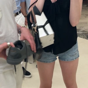 Jeansshorts  - Snygga jeansshorts i ett par klassisk blå färg och ett par lika dana grå med broderade fickor back. Perfekta för varma sommardagar och ger en avslappnad look. De är mid waist och har en bekväm passform.  Hittar inga fler bilder på dom men kom privat så kan jag skicka fler bilder . 150 st om ni köper båda kan ni få dom för 230