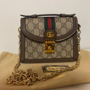 Gucci väska - Säljer en Gucci väska i utmärkt skick! Använder ba 4-5 gånger den är fin för sommare☀️ 