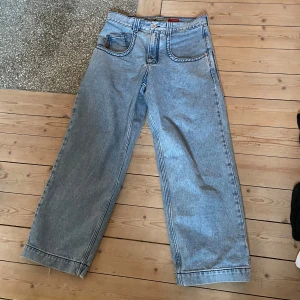 JNCO The low down - Säljer mina kärade JNCOs då de inte passar min stil längre, de är köpta på rouge i New York. Minimal heelbite men det finns. Var inte rädd att skicka prisförslag! 🙌