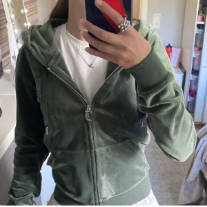 Juicy Couture velour kofta grön  - Används aldrig därför jag säljer är i strl M men passar mig som har S/XS