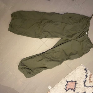 Parachute pants ifrån Iets Frans.. - Säljer ett par gröna byxor från iets frans . De har en loose passform med elastisk midja och dragsko