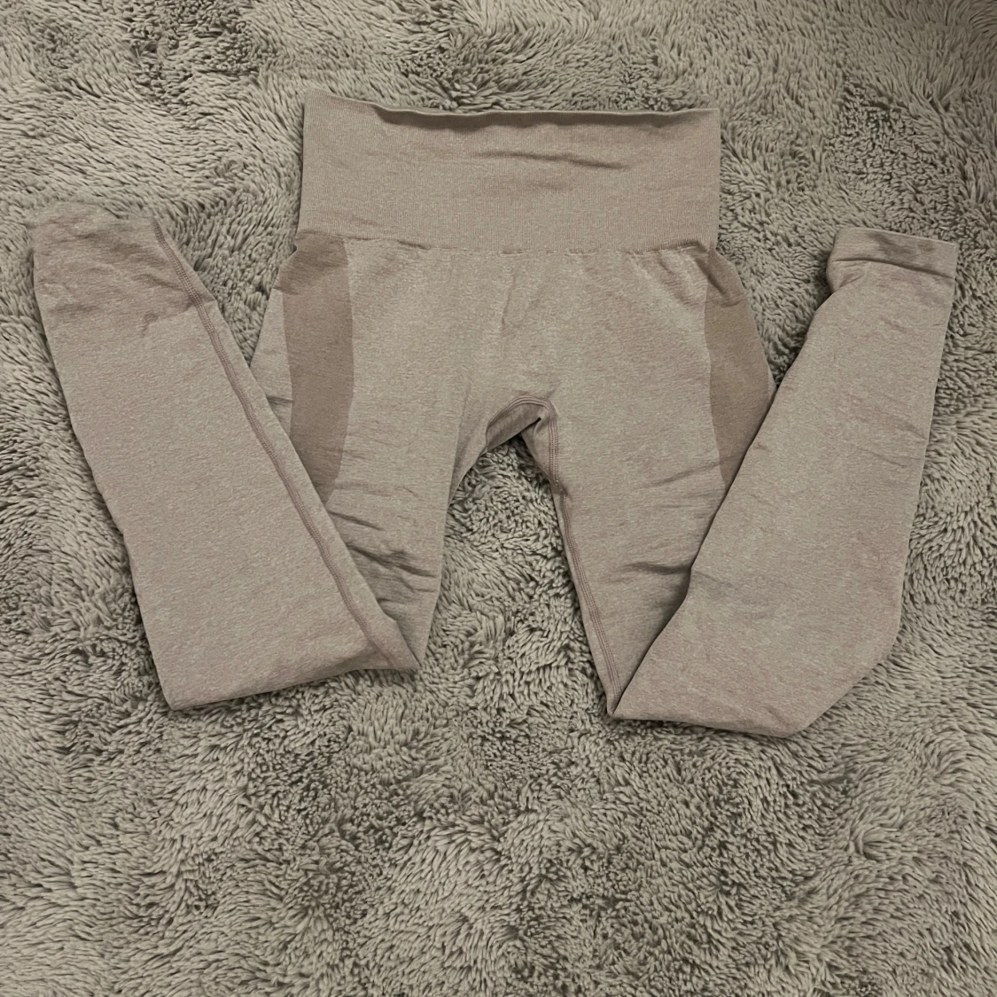 Beige leggings från NVGTN - 1