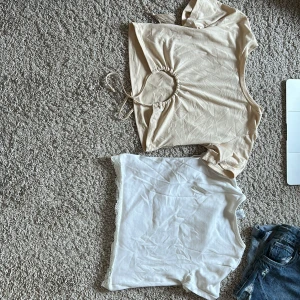 2 basic toppar - Två toppar som säljs tillsammans för 200kr men kan sälja enskilt för 120kr. Ska självklart strykas innan jag postar. Vita tröjan från Lindex och beiga från Costume.