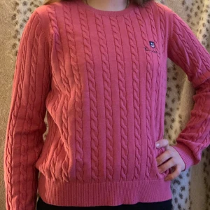 Rosa stickad tröja från Bondelid - Säljer en snygg rosa stickad tröja från Bondelid med kabelstickat mönster. Tröjan har långa ärmar och en rund halsringning. Perfekt för att hålla sig varm och stilren under kyligare dagar. 🌸 Den har dock en liten blå fläck på ena armen, men den märks knappt! Priset kan diskuteras och kontakta gärna för fler bilder!❤️❤️❤️( säljs för att den är för liten för mig) ( storlek S)