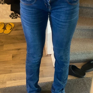LTB VALERIE JEANS  - Jag säljer ett par snygga LTB jeans som har använts många gånger. Det är i stl 29/36 och är långa på mig som är 176 cm. Jag har sprättat upp de och de har ett hål på nederdelen av jeansen men annars väldigt snygga. Pris kan diskuteras!!