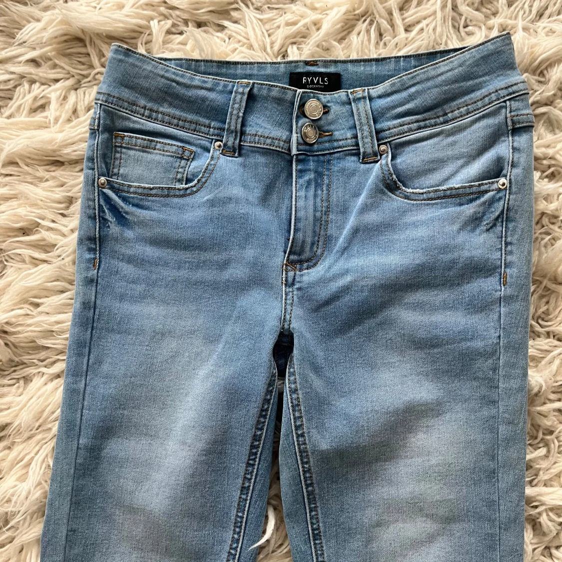 Nya low waist bootcut jeans från RYVLS - 3