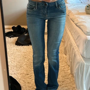 Blå bootcut jeans - Säljer dessa assnygga pepe jeans i modellen piccadilly då dom inte kommer till användning längre🥰storleken är 24x32
