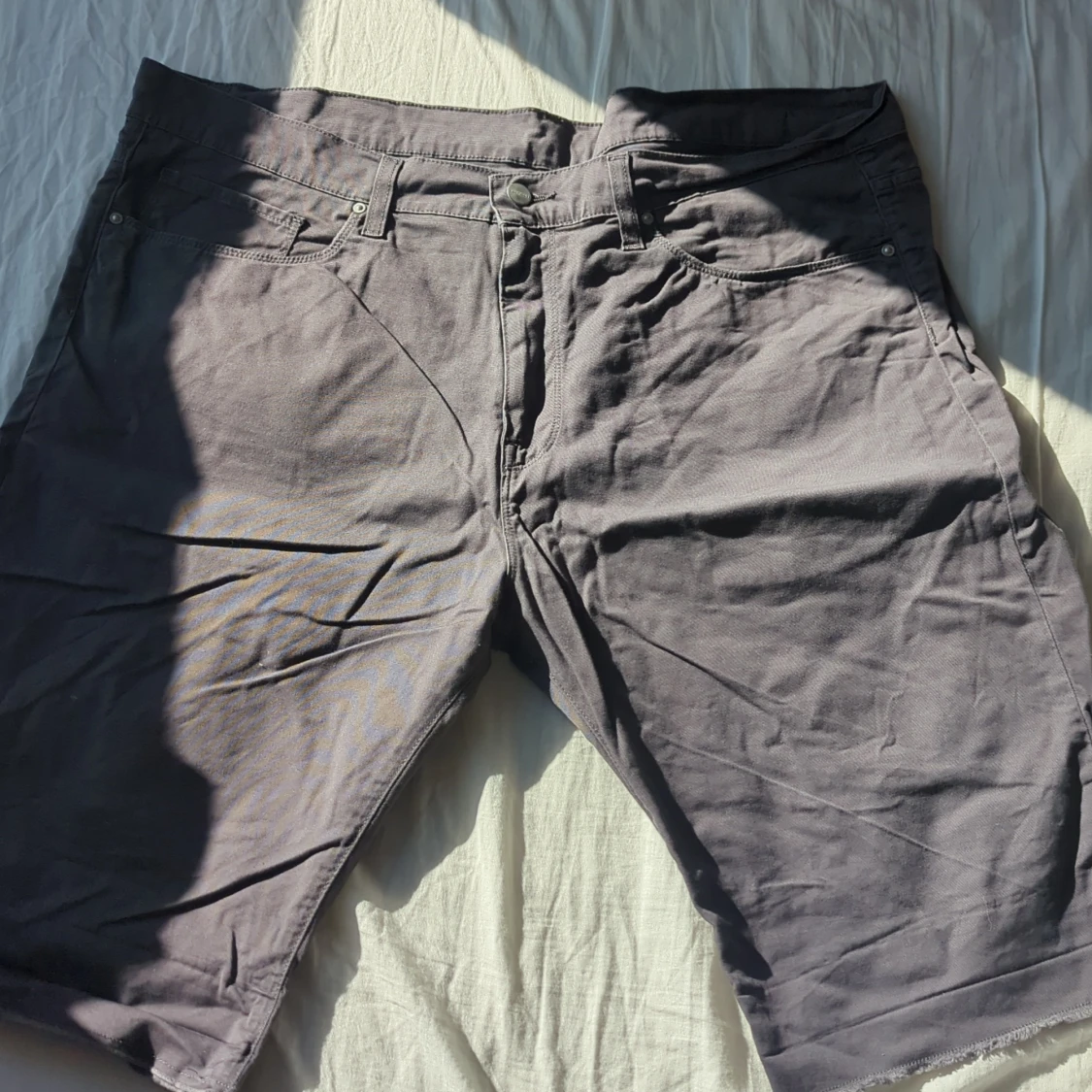 Gråa swell shorts från Carhartt