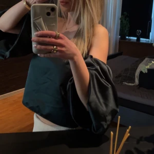 Grön offshoulder topp Zara - Trendig svart offshoulder topp med vida ärmar. Perfekt för en stilren look. Säljs inte länge ❤️‍🔥