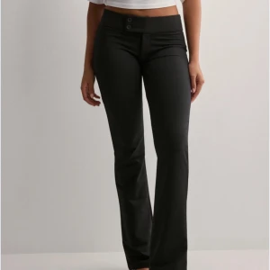 Lågmidjade jersey suit pants  - Köpa på Vinted. Jättefina men passade tyvärr inte mig. Knappt använda💗 