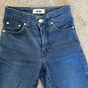 Acne jeans  - Snygga mörkblå jeans från Acne med klassisk design. Perfekta för en stilren look, smal och tight passform i storlek 25/32. Har ring på bakfickorna av en snus dosa men annars bra skick. Skriv gärna vid frågor och mått! 🤗💗