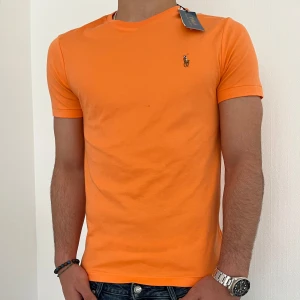 Ralph Lauren T-shirt  - Tja! Säljer nu min helt nya Ralph Lauren t shirt, den är köpt på Ralph Laurens hemsida och aldrig använd. T shirten är true to size och lappen sitter kvar och inga defekter finns på t shirten. Nypris 900kr. Vid minsta lilla fundering tveka inte på att höra av er!