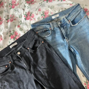 Svarta och ljusblå jeans från Perfect Jeans - Två par jeans från Perfect Jeans i storlek 38 (petite, dessa passar perfekt för dig som är runt 160). Ett par är klassiskt svarta och det andra är ljusblå med en något tvättad look. Båda har fem fickor, knapp och dragkedja framtill och något utsvänga ben. Använda typ en gång vars.