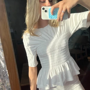 Smockad COS topp - Säljer denna super populära topp från COS!