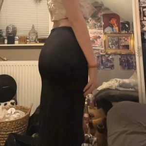 Svart Långkjol - sparsamt använd, jag är 1,63cm.