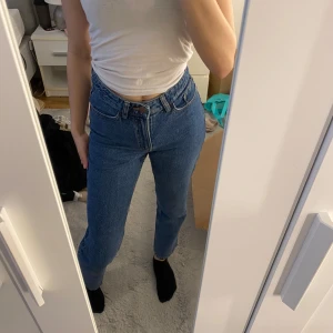 Jeans - Jätte fina jeans köpta för ett tag sedan men endast används 2 gånger så de är som nya, säljs då de ej är min stil. Storlek 34 passar även 36