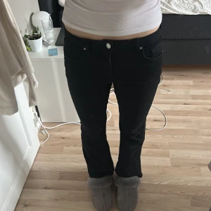 Svarta jeansbyxor från Kappahl - Svarta jeans från Kappahl i storlek 170. Jag har använt dom 2 gånger och dom sitter jätte skönt men dom passade tyvärr inte på mig.