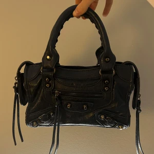 Marinblå axelväska💙 - Snygg marinblå axelväska med nitar och dragkedjedetaljer. Väskan har dubbla handtag, dekorativa remmar. Finns axelband med💙