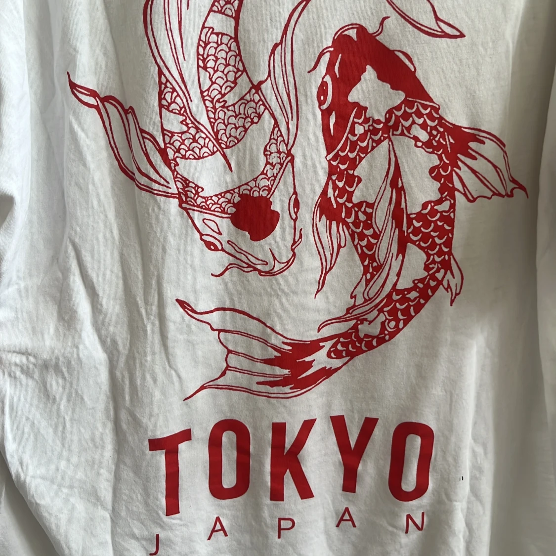 Vit t-shirt med Tokyo-tryck från FB Sister - 4